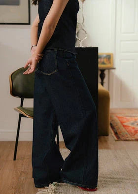Girl wearing black t shirt and black pant